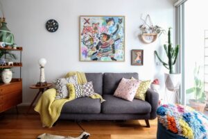 sofa cinza e piso de madeira