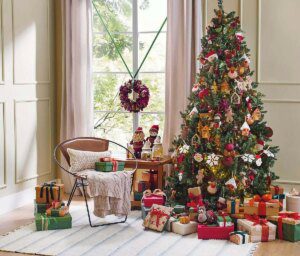 Decoracao-de-Natal-para-sala-com-presentes-e-pinheiro-TokEStok.jpg