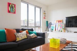 sala com sofa e mesa de centro