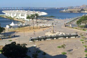 Espaco-publico-Praca-Maua-no-Rio-de-Janeiro-foto-Wikipedia-Mariordo.jpg
