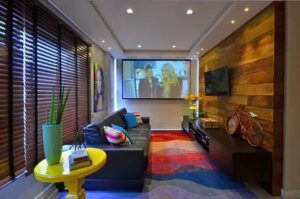 Estilos-de-casas-sala-de-estar-contemporanea-com-tapete-colorido-e-mesa-de-apoio-amarela-projeto-Juliana-Baumhardt.jpg