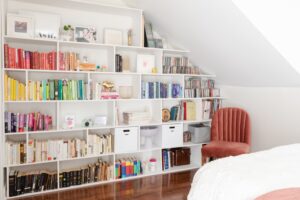 estante branca com livros