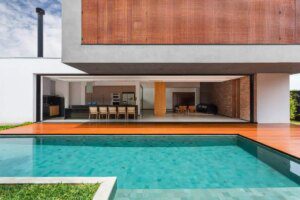 O-deck-de-madeira-se-estende-por-toda-a-area-da-piscina.-Fonte-Pinterest-1.jpg