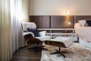 Poltrona-charles-eames-no-quarto-chique-Foto-Palladino-Arquitetura.jpg