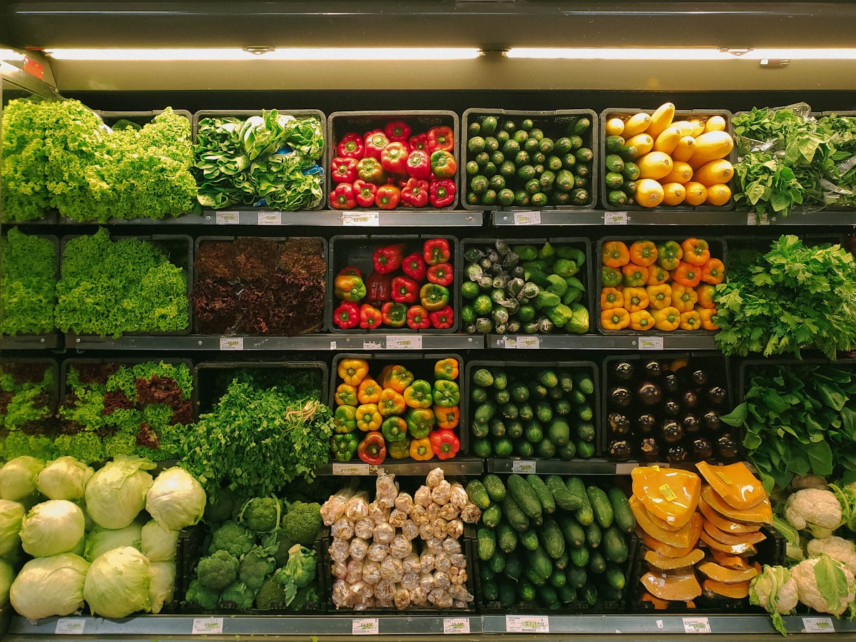 Pessoa fazendo lista de compras inteligente no supermercado para economizar dinheiro