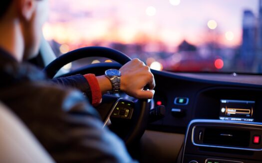 Motorista de aplicativo ao volante pronto para corrida