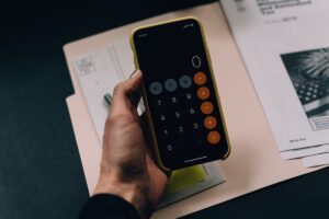 Motorista analisando proposta de financiamento do Move Brasil