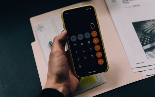 Motorista analisando proposta de financiamento do Move Brasil
