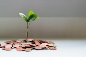 Notas de reais e calculadora sobre uma mesa representando planejamento financeiro e renda extra