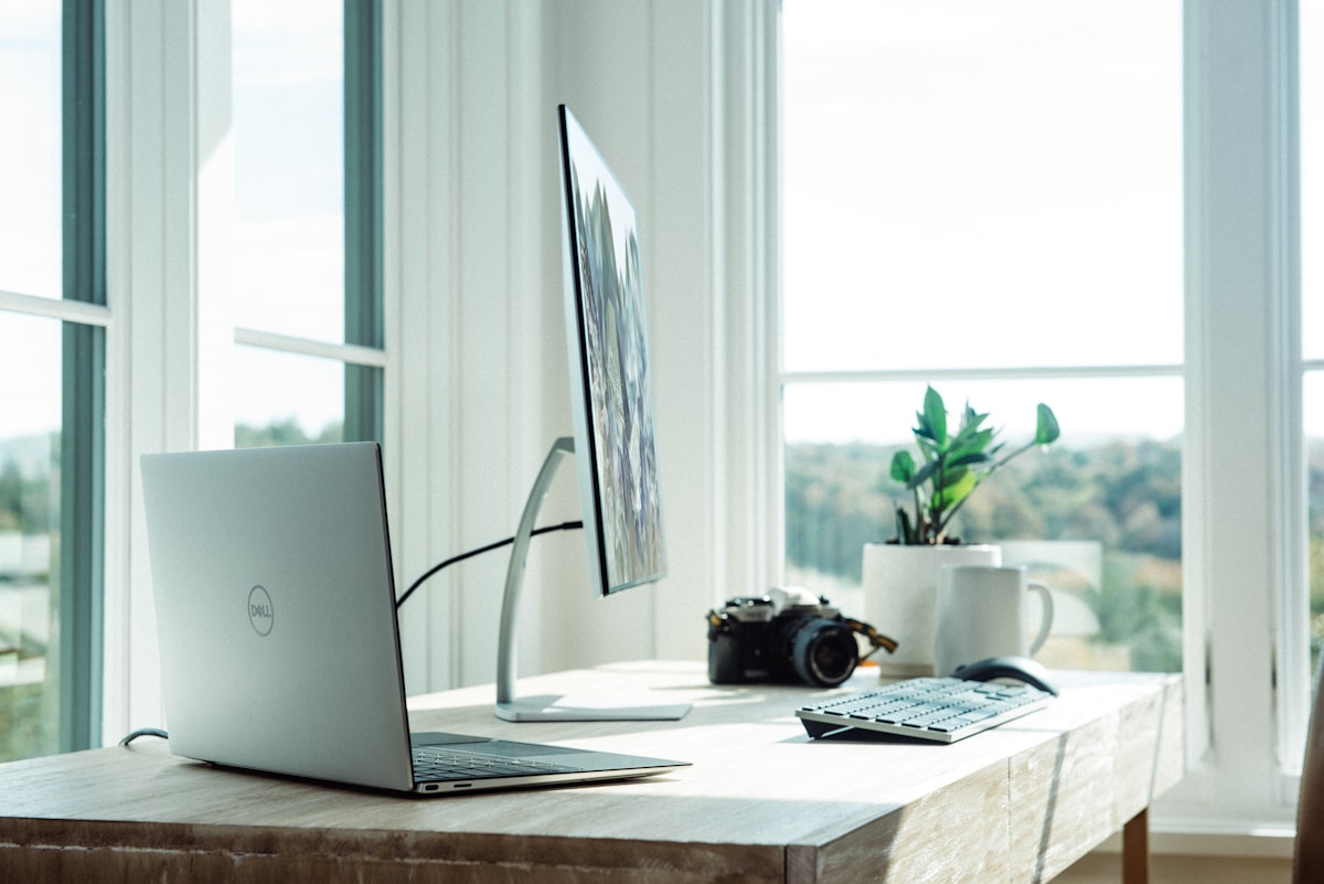 Pessoa trabalhando em laptop em casa representando trabalho remoto e fontes de renda extra online