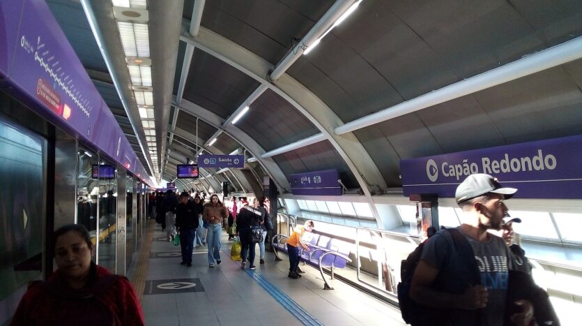 Plataforma da Estação Capão Redondo, terminal da Linha 5-Lilás do metrô de São Paulo