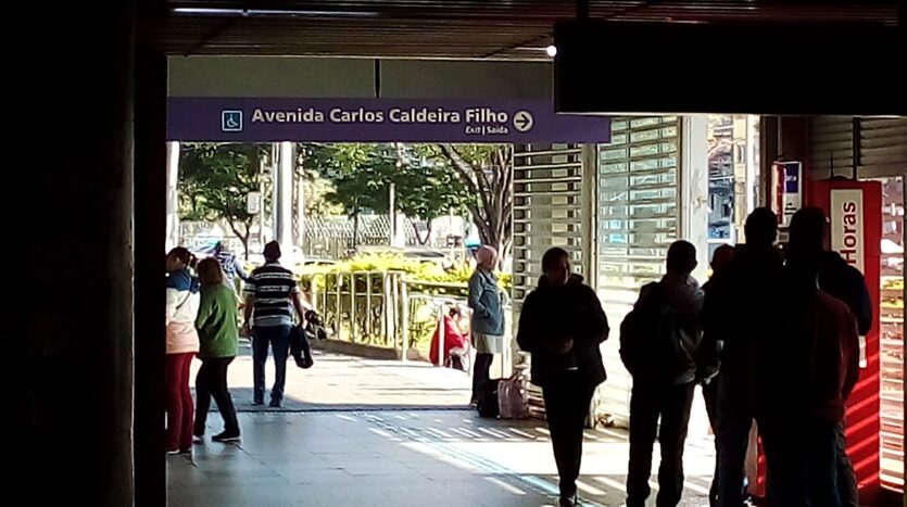 Saída da Estação Capão Redondo para a Avenida Carlos Caldeira Filho, São Paulo