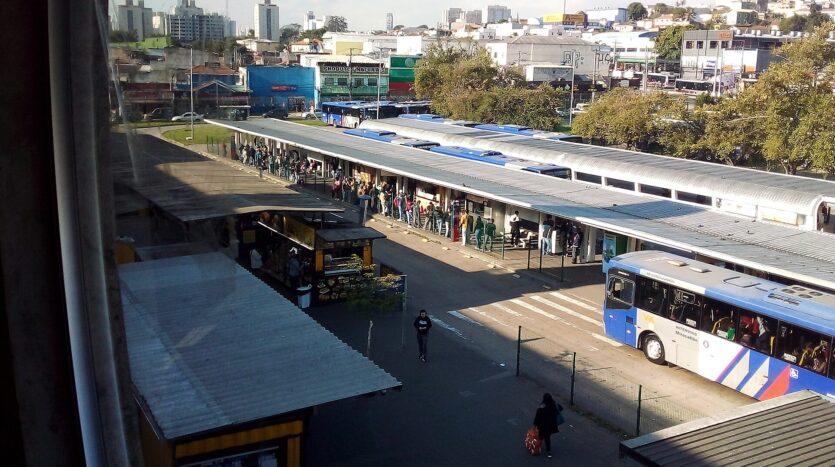 Terminal de ônibus integrado à Estação Capão Redondo, na Zona Sul de São Paulo